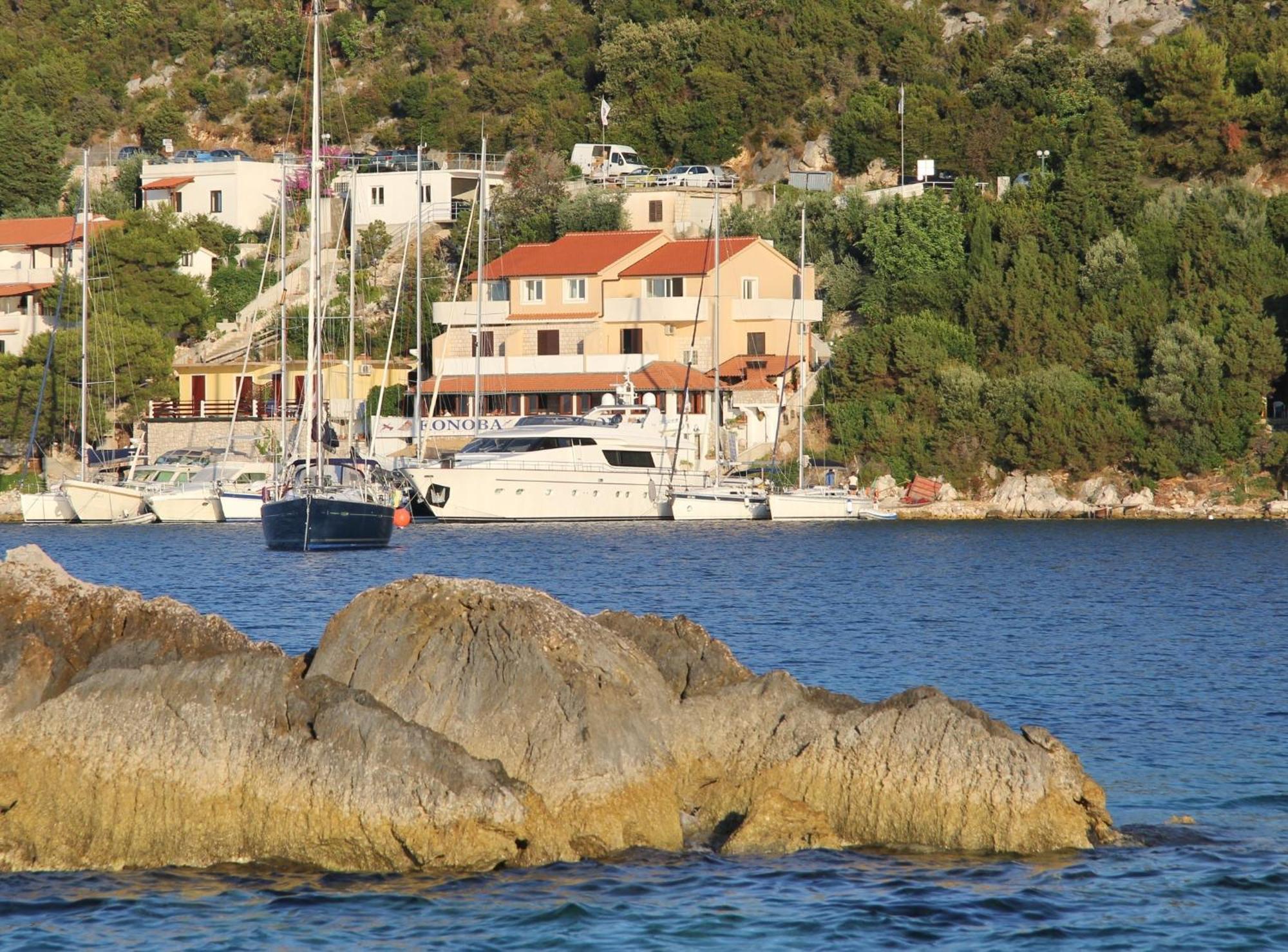 Accommodation Triton Λάστοβο Εξωτερικό φωτογραφία